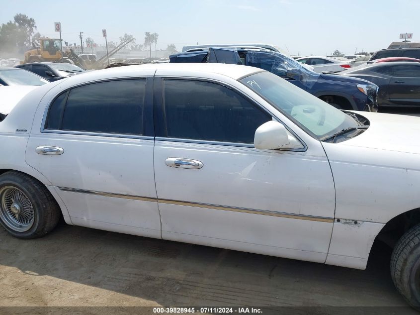 2003 Lincoln Town Car Signature VIN: 1LNHM82W03Y65855 Lot: 39828945