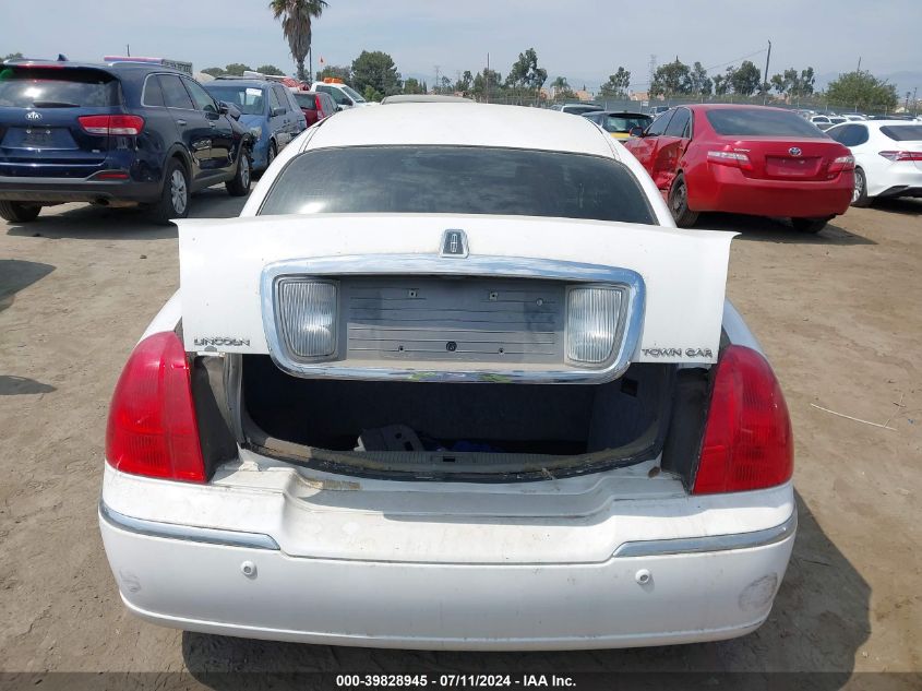 2003 Lincoln Town Car Signature VIN: 1LNHM82W03Y65855 Lot: 39828945