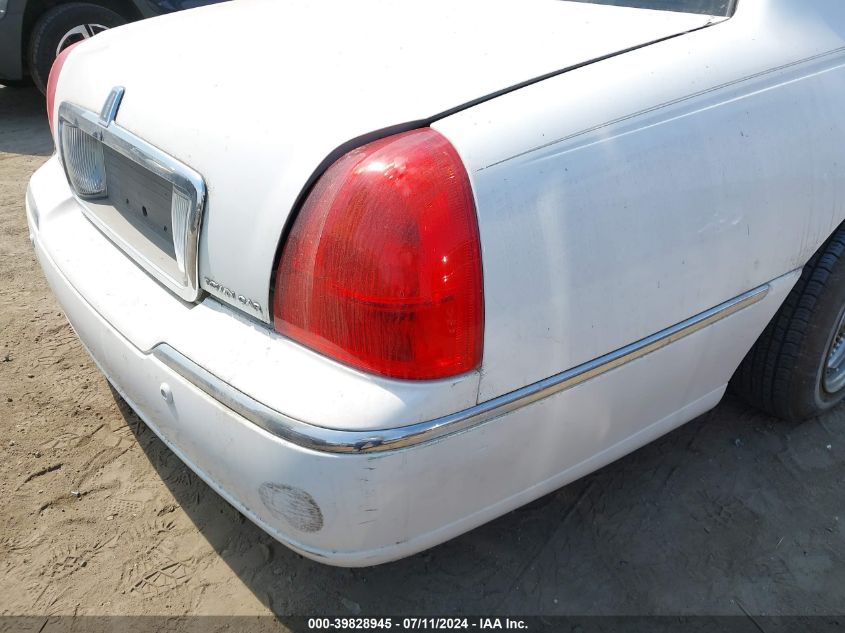 2003 Lincoln Town Car Signature VIN: 1LNHM82W03Y65855 Lot: 39828945