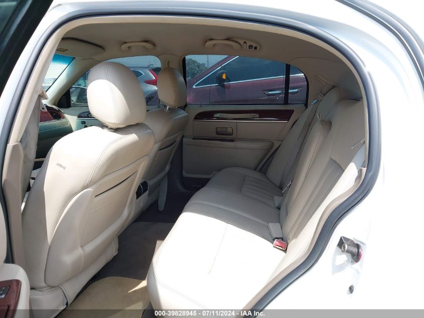 2003 Lincoln Town Car Signature VIN: 1LNHM82W03Y65855 Lot: 39828945