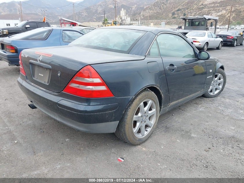 1998 Mercedes-Benz Slk 230 VIN: WDBKK47F1WF060961 Lot: 39832019