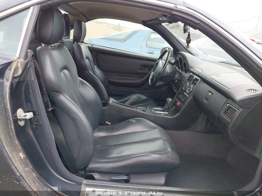 1998 Mercedes-Benz Slk 230 VIN: WDBKK47F1WF060961 Lot: 39832019