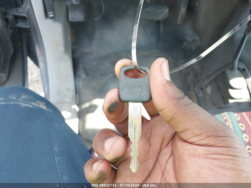 2000 Ford F-250 Lariat/Xl/Xlt VIN: 1FTNX21LXYEA85644 Lot: 39832133