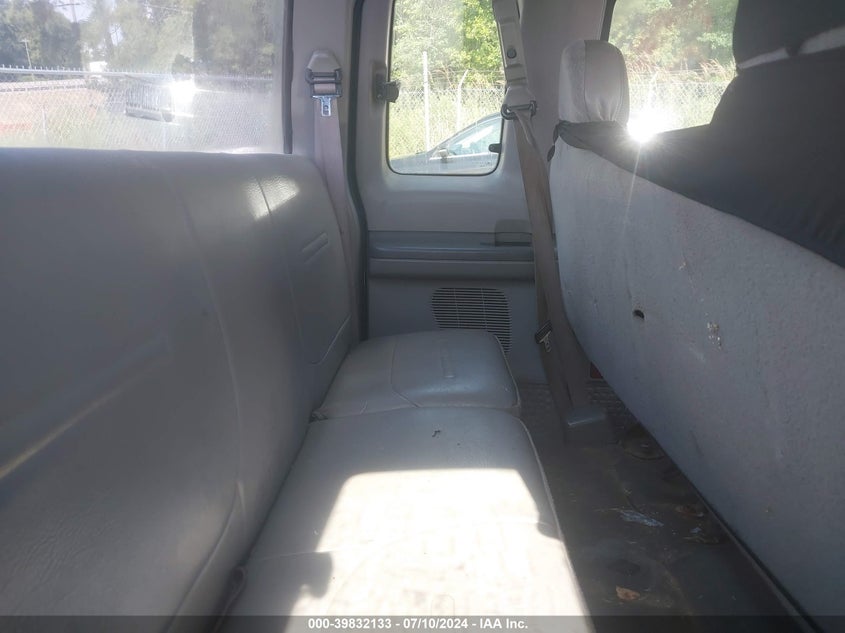 2000 Ford F-250 Lariat/Xl/Xlt VIN: 1FTNX21LXYEA85644 Lot: 39832133