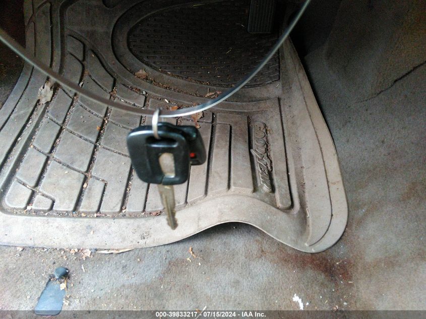 2000 Lincoln Town Car Executive VIN: 1LNHM81W1YY869627 Lot: 39833217