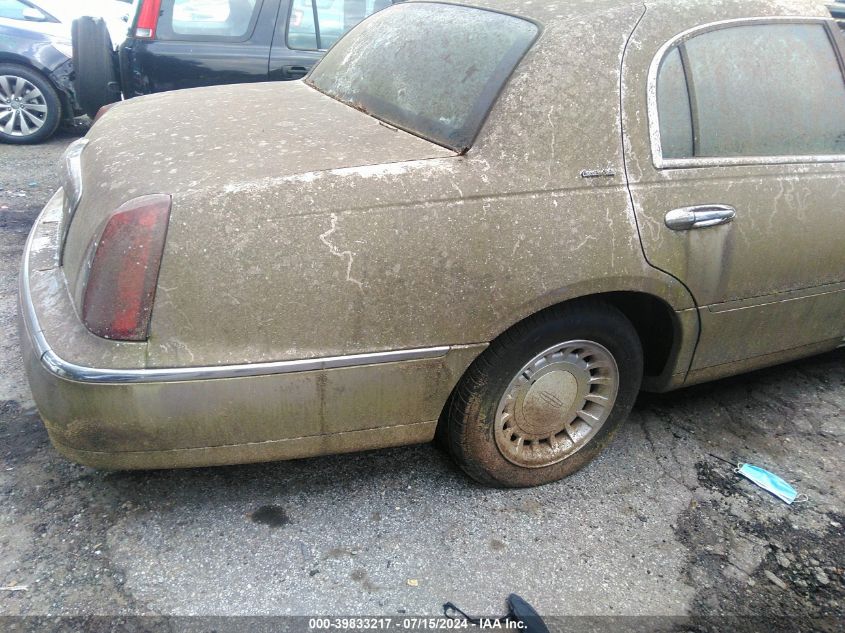 2000 Lincoln Town Car Executive VIN: 1LNHM81W1YY869627 Lot: 39833217