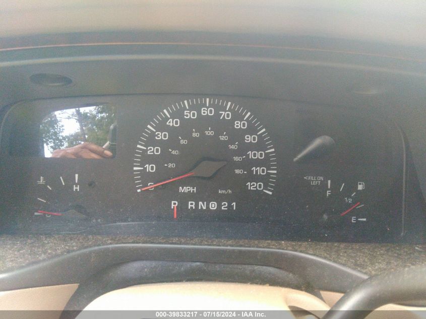 2000 Lincoln Town Car Executive VIN: 1LNHM81W1YY869627 Lot: 39833217