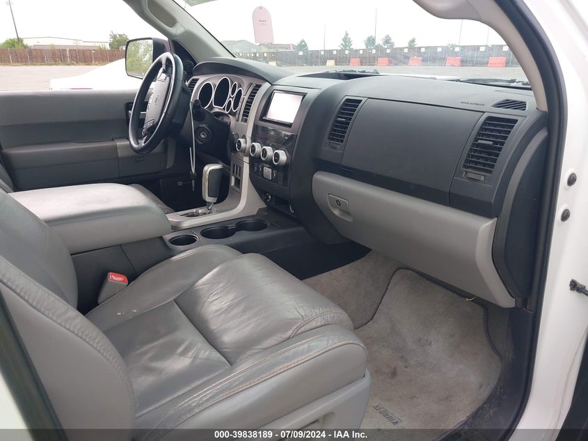 2008 Toyota Sequoia Limited 5.7L V8 VIN: 5TDZY68A48S000771 Lot: 39838189