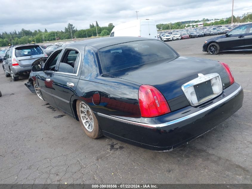 2002 Lincoln Town Car Signature VIN: 1LNHM82W42Y631633 Lot: 39838556