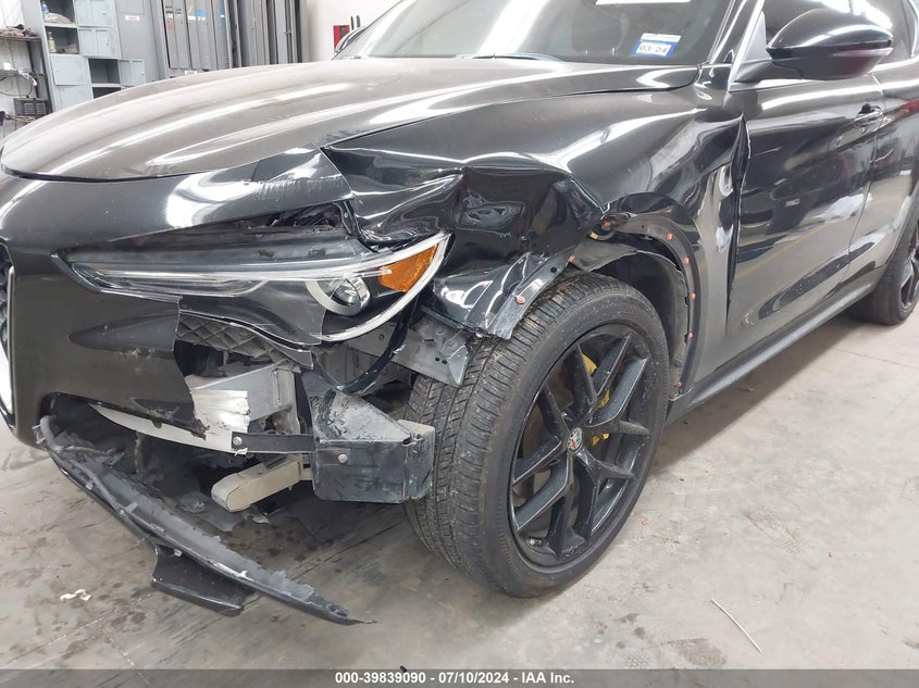 VIN ZASFAKAN2J7B73256 2018 ALFA ROMEO STELVIO