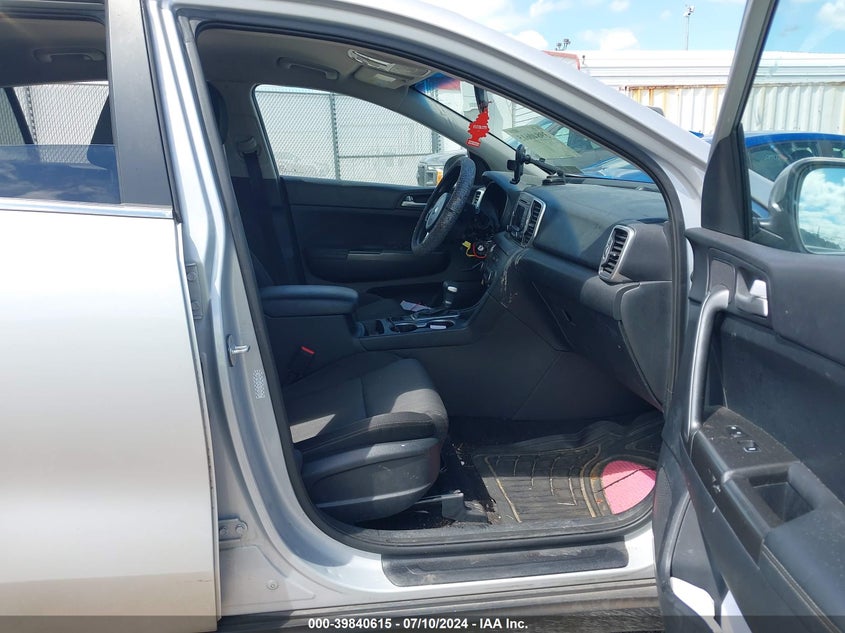 VIN KNDPMCAC9K7592621 2019 KIA SPORTAGE LX