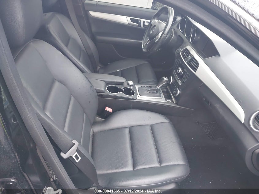 2013 MERCEDES-BENZ C 250 LUXURY/SPORT - WDDGF4HB1DR268623