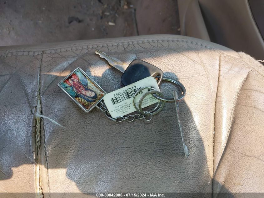 1998 Ford Expedition Eddie Bauer/Xlt VIN: 1FMRU1762WLC13904 Lot: 39842085