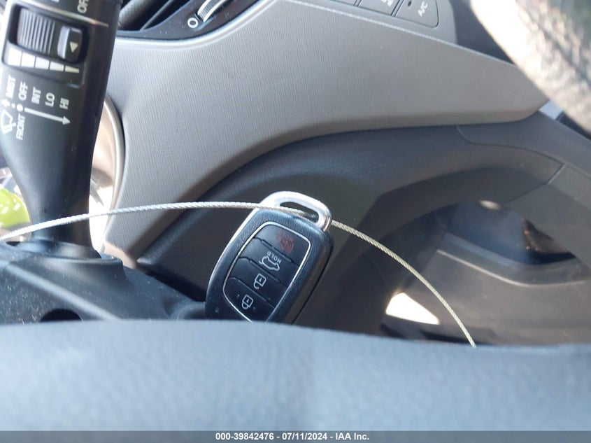 2017 Hyundai Santa Fe Se VIN: KM8SMDHF1HU207820 Lot: 39842476