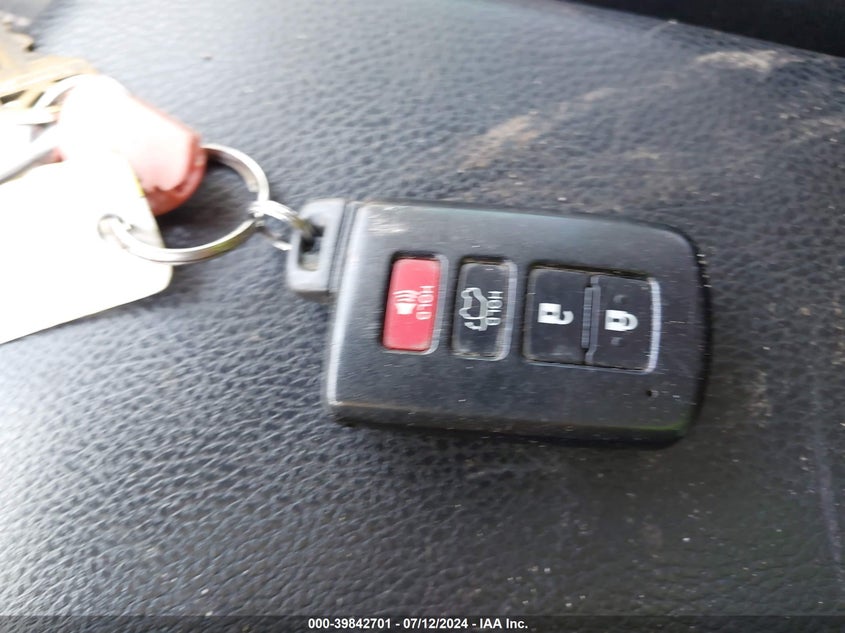 2018 TOYOTA RAV4 XLE - JTMWFREV6JD122051