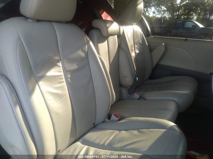 2011 Toyota Sienna Xle V6 VIN: 5TDYK3DC6BS113597 Lot: 39844741