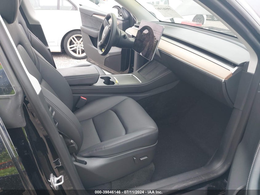 VIN 7SAYGDEE8RF987863 2024 TESLA MODEL Y