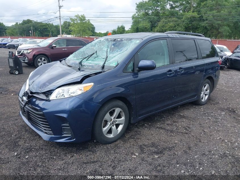 5TDKZ3DC8JS903516 2018 TOYOTA SIENNA - Image 2