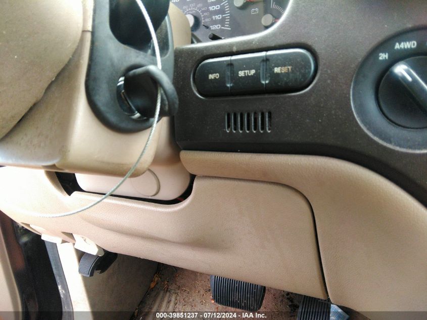 2004 Ford Expedition Eddie Bauer VIN: 1FMFU18L74LA81310 Lot: 39851237