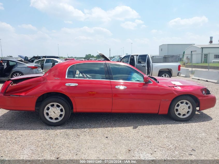 1998 Lincoln Town Car Signature VIN: 1LNFM82W1WY674310 Lot: 39851240