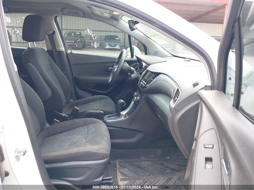 VIN 3GNCJKSB7JL263103 2018 CHEVROLET TRAX LS