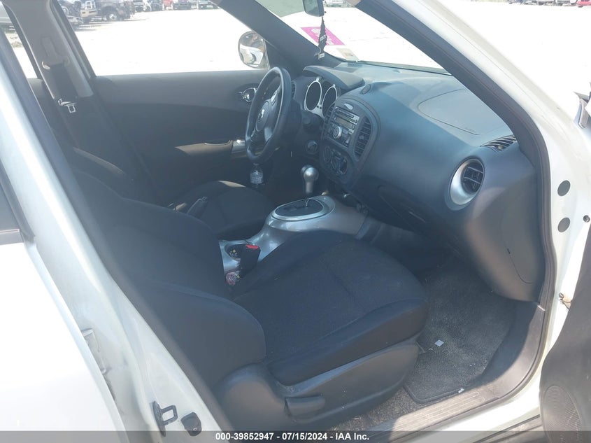 2011 Nissan Juke S VIN: JN8AF5MR9BT016762 Lot: 39852947