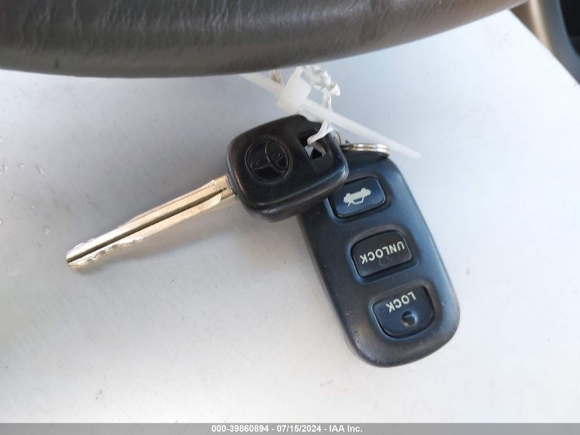 2003 Toyota Camry Le VIN: JTDBE32K330181206 Lot: 39860894