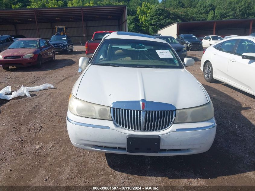 2001 Lincoln Town Car Signature VIN: 1LNHM82W61Y665751 Lot: 39861587