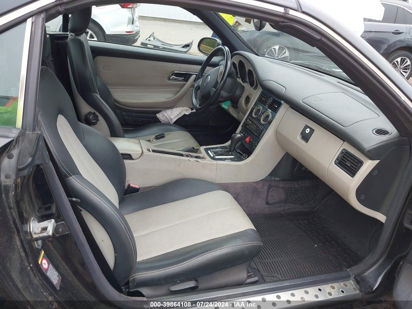 2000 Mercedes-Benz Slk 230 Kompressor VIN: WDBKK47F1YF169875 Lot: 39864108