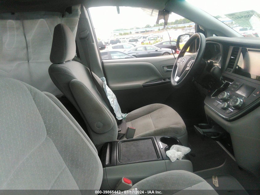VIN 5TDKZ3DC2HS770746 2017 TOYOTA SIENNA LE 8 PASSENGER