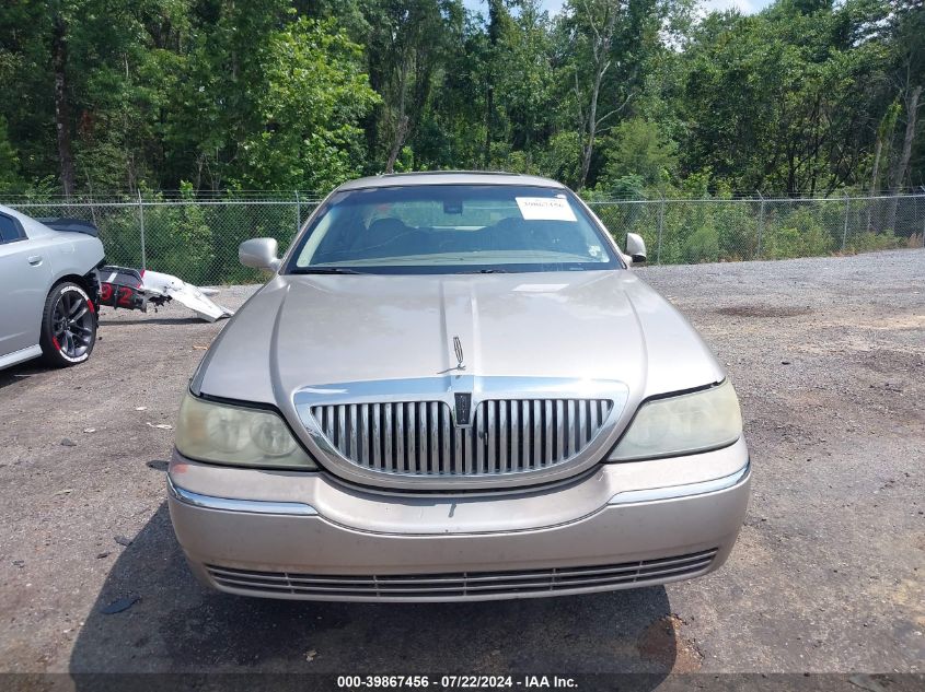 2003 Lincoln Town Car Signature VIN: 1LNHM82W33Y627459 Lot: 39867456