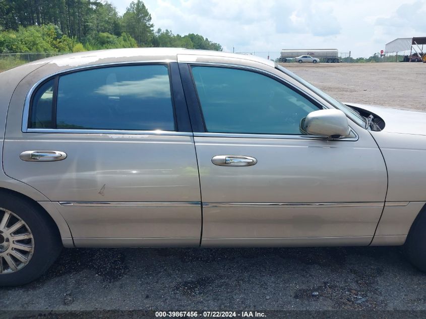 2003 Lincoln Town Car Signature VIN: 1LNHM82W33Y627459 Lot: 39867456