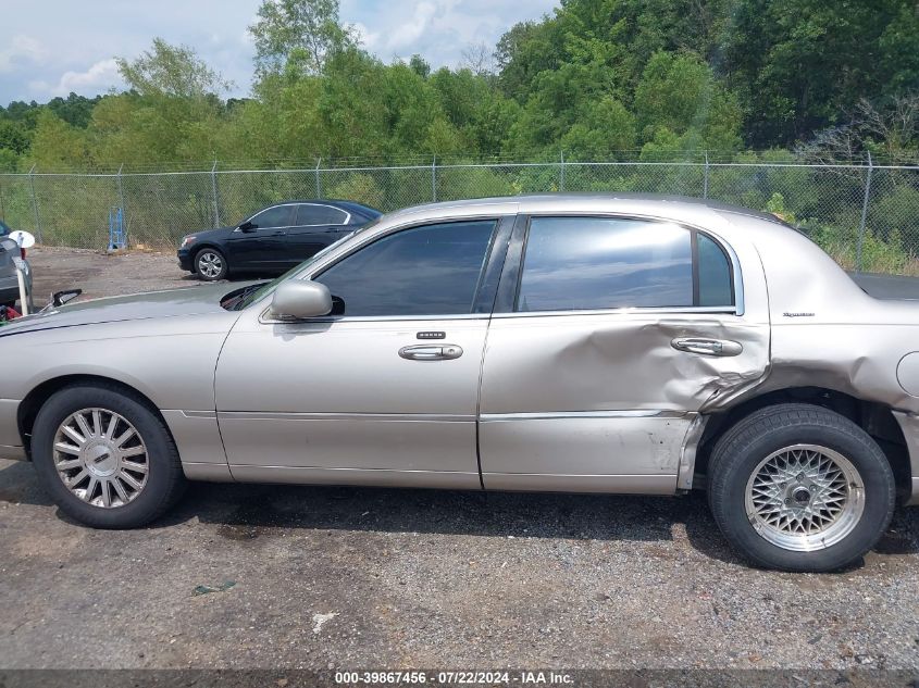 2003 Lincoln Town Car Signature VIN: 1LNHM82W33Y627459 Lot: 39867456