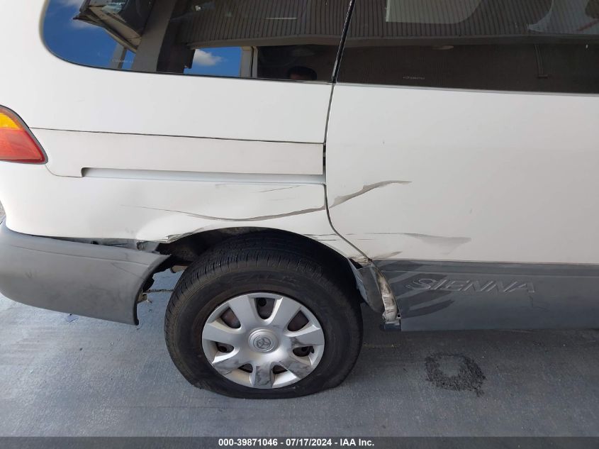1998 Toyota Sienna Le VIN: 4T3ZF13C8WU077415 Lot: 39871046