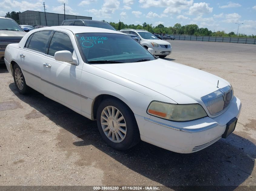 1LNHM81WX4Y617921 2004 Lincoln Town Car Signature