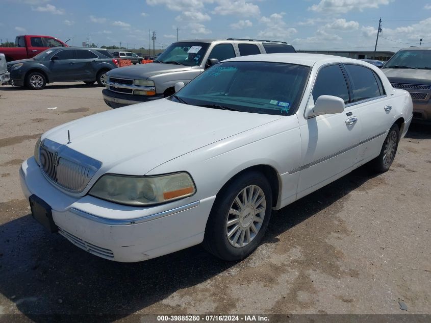 1LNHM81WX4Y617921 2004 Lincoln Town Car Signature