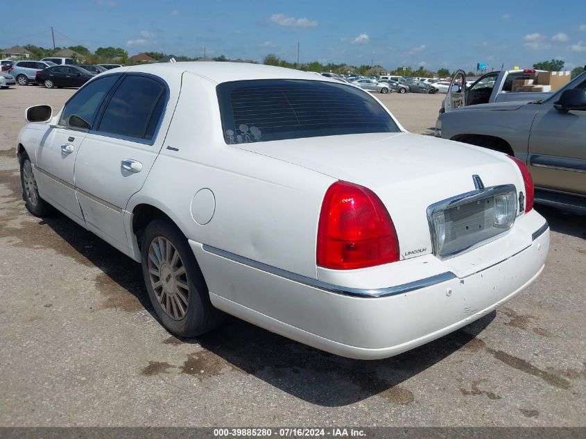 1LNHM81WX4Y617921 2004 Lincoln Town Car Signature