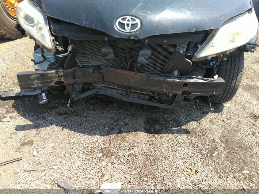 2013 Toyota Sienna Xle V6 8 Passenger VIN: 5TDYK3DC9DS377917 Lot: 39885517