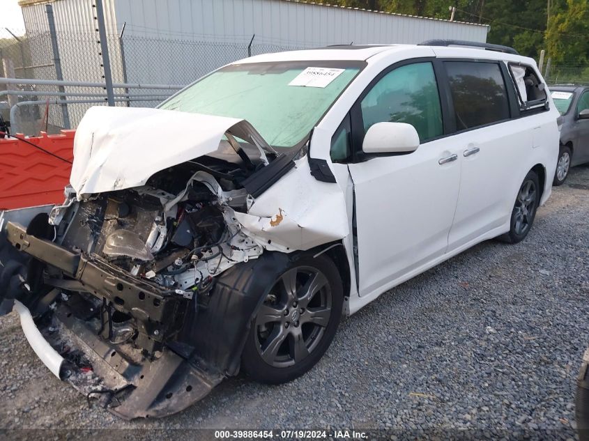 5TDXZ3DC8HS772104 2017 TOYOTA SIENNA - Image 2