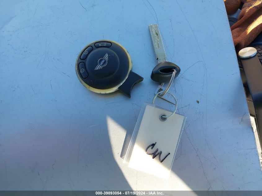 2009 Mini Cooper S VIN: WMWMF735X9TW82328 Lot: 39893054