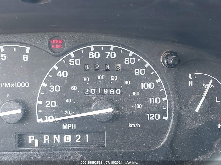 2000 Ford Explorer Xls VIN: 1FMDU72X5YZB63545 Lot: 39893536