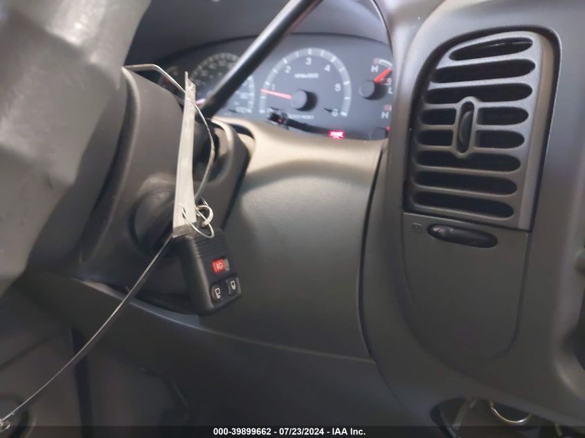 2000 Ford Expedition Xlt VIN: 1FMRU15L5YLC37478 Lot: 39899662