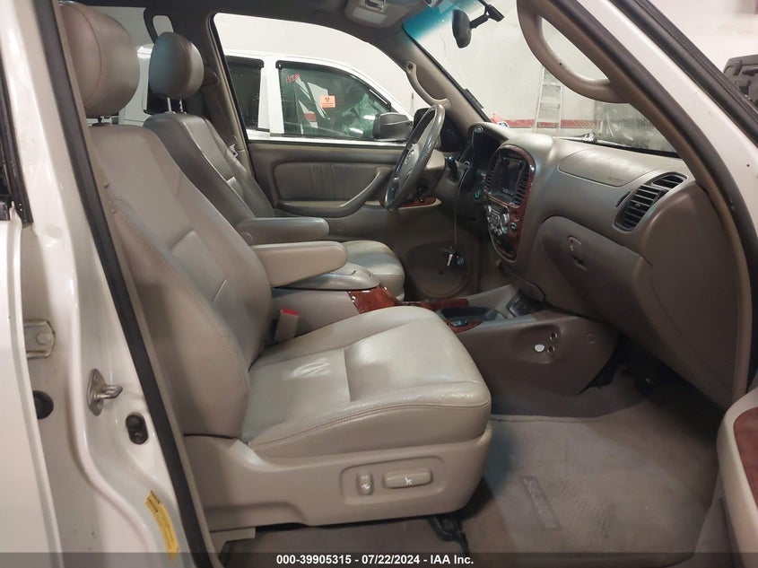 2005 Toyota Sequoia Limited V8 VIN: 5TDBT48A95S235523 Lot: 39905315