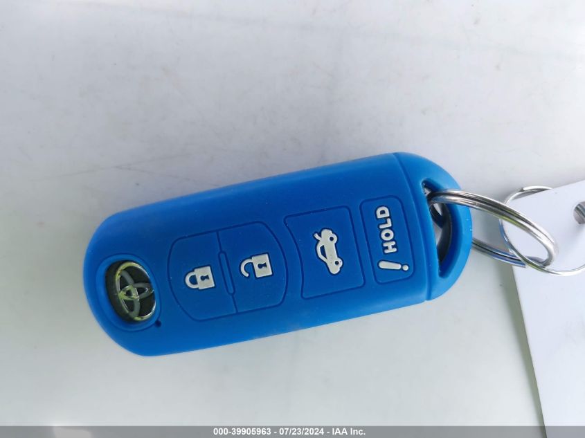 3MYDLBYV1JY325608 2018 Toyota Yaris Ia