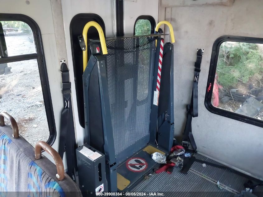 2004 Ford E-350 Cutaway Standard VIN: 1FDWE35L44HB24002 Lot: 39908384