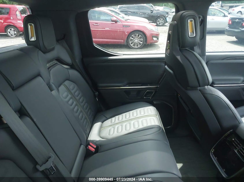 VIN 7FCTGAAA5NN016933 2022 RIVIAN R1T ADVENTURE