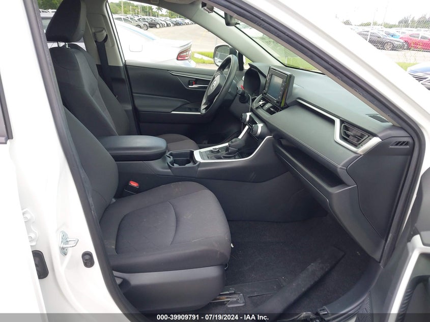 VIN JTMR6RFV0MD016811 2021 TOYOTA RAV4 HYBRID XLE