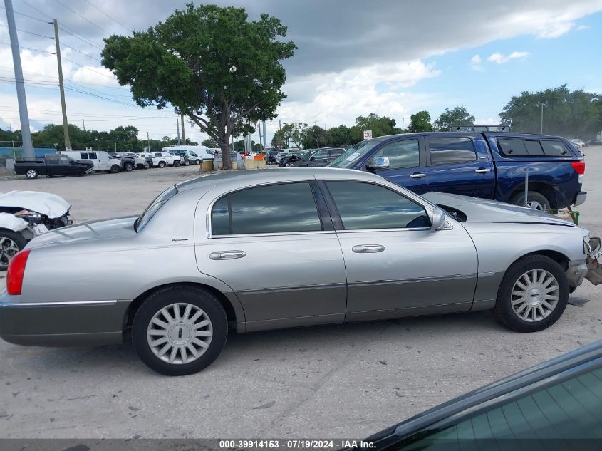 2003 Lincoln Town Car Signature VIN: 1LNHM82W83Y608213 Lot: 39914153