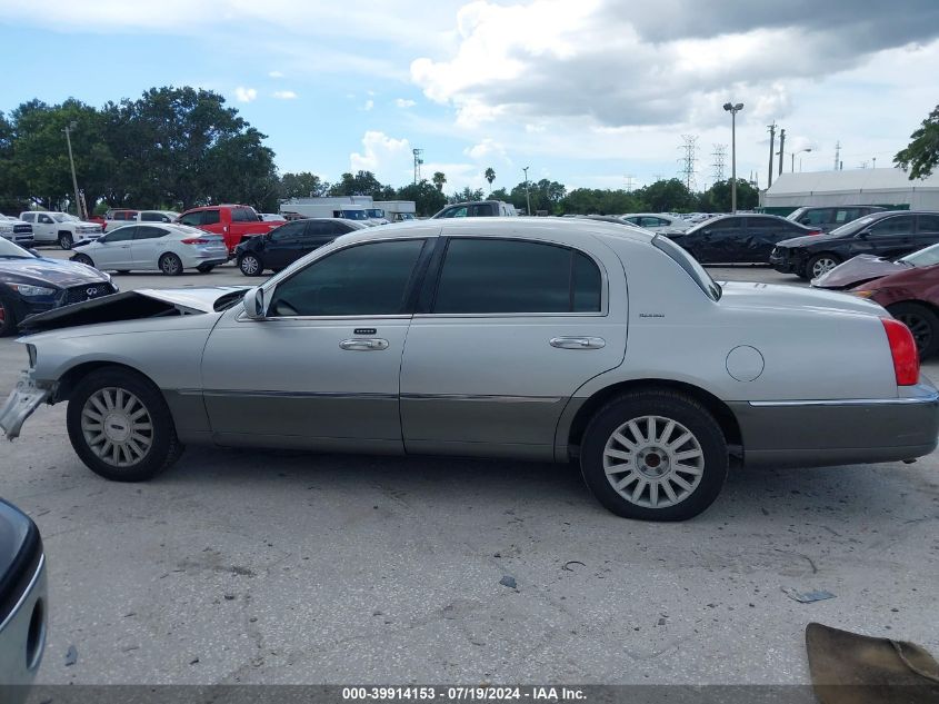 2003 Lincoln Town Car Signature VIN: 1LNHM82W83Y608213 Lot: 39914153