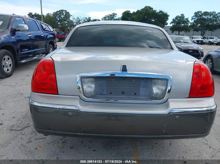 2003 Lincoln Town Car Signature VIN: 1LNHM82W83Y608213 Lot: 39914153